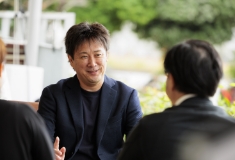 男性が打ち合わせをしている