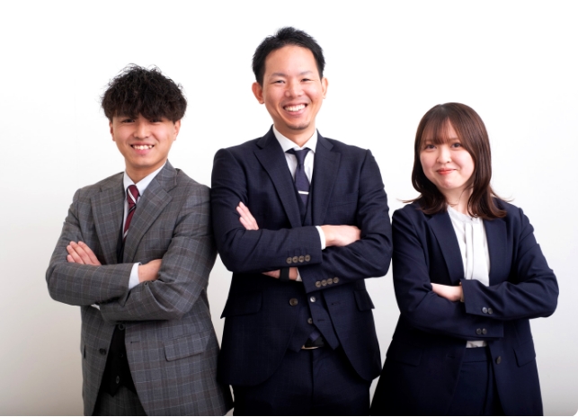 二人の男性と一人の女性が腕組みをしているイメージ
