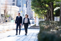 男女が街を歩いている