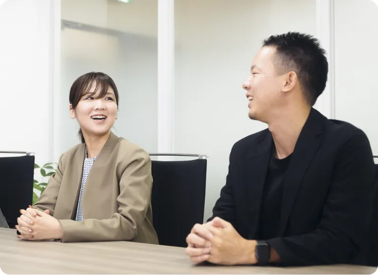 A.MとF.Yが談笑している様子