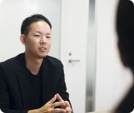 I.Dが談笑している様子