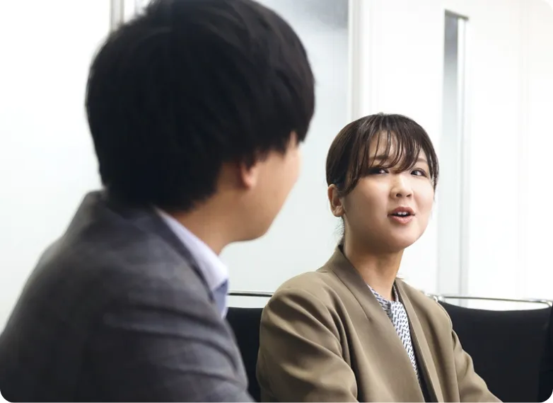 I.D・A.M・F.Yが談笑している様子