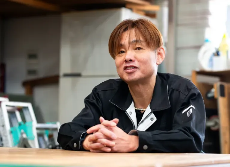 工場長が話をしている様子