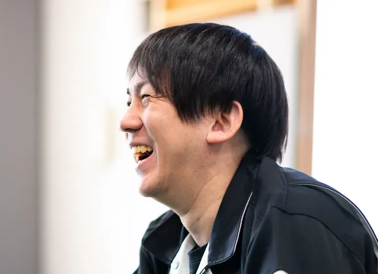 F.Tが微笑んでいる様子