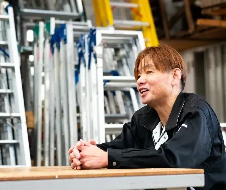 工場長が話をしている様子