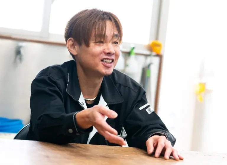 工場長が話をしている様子