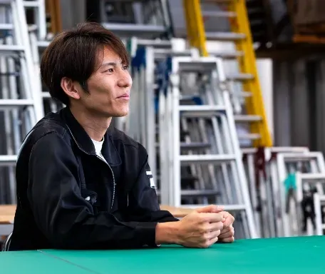 K.Iが微笑んでいる様子