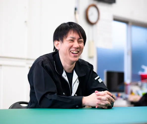 F.Tが微笑んでいる様子