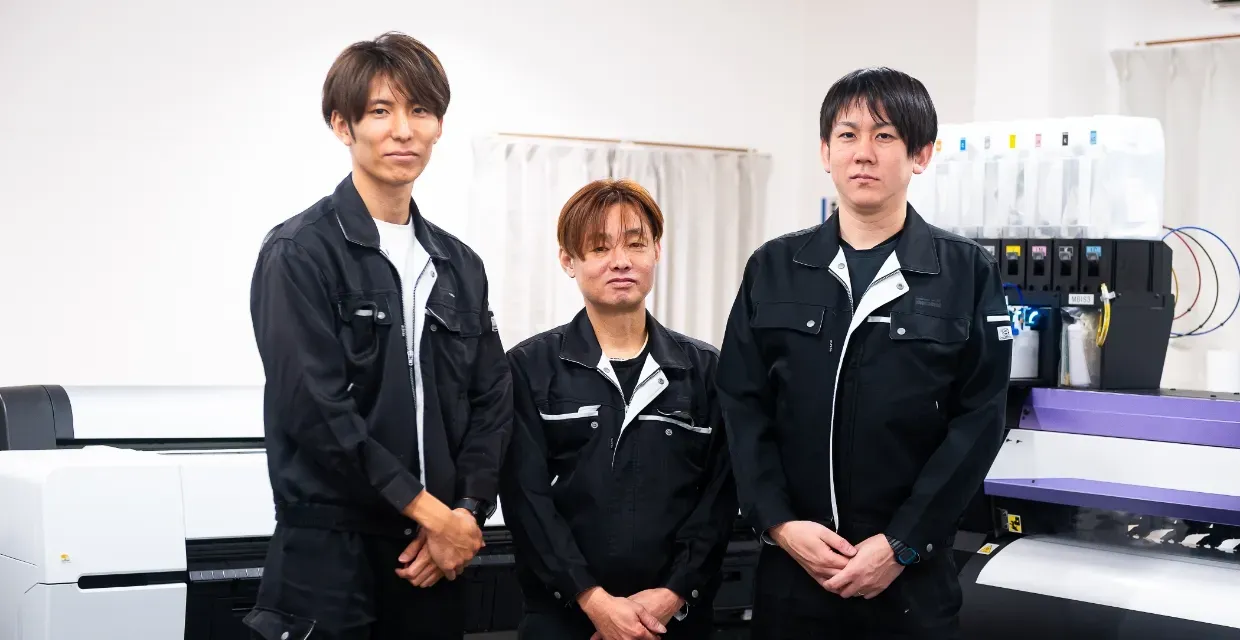 工場長とK.IとF.Tが並んでいる写真