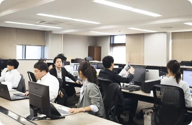 社内でデスクに座り仕事をしている様子