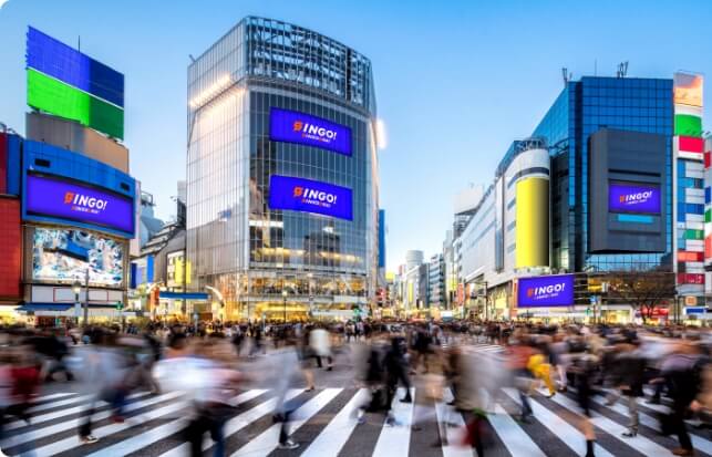 街中で敏弘社の手掛けた広告が掲示されている様子